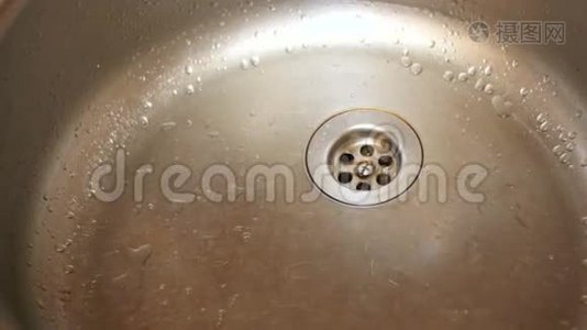 金属水槽过滤器喷水射流。 慢动作视频