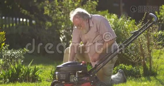 退休老人修剪草坪享受退休生活视频