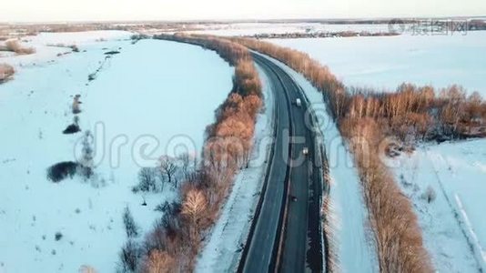 冬天的路。 空中观景景观..视频