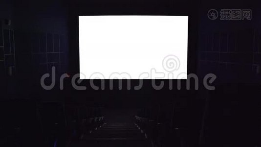电影院的大厅。 电影院的白色屏幕为您的模板。 电影院里的观众视频