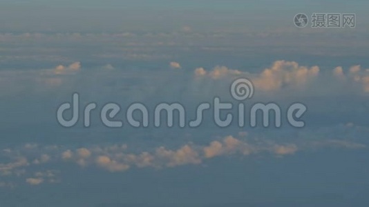 在飞行过程中从飞机上看到天空和云彩。视频