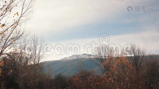 雪山峰景的秋景视频