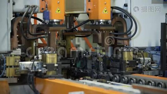 散热器制造商在工程散热器制造厂的机器人设备视频