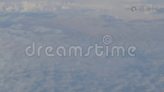 在飞行过程中从飞机上看到天空和云彩。视频