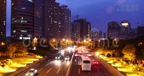 现代城市繁忙的交通堵塞之夜，霓虹灯高速公路街道和建筑。视频