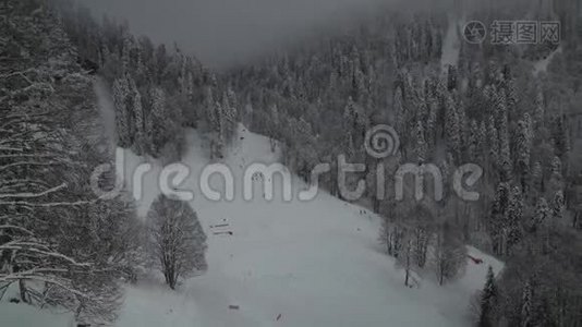 西高加索罗萨Aibga岭南坡滑雪斜坡Khutor Alpine度假村股票录像视频