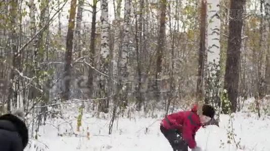 一家人在冬季公园玩雪球视频