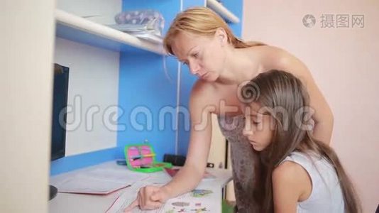 女孩和她妈妈一起做作业。 女孩上课视频