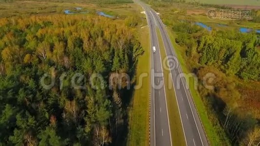 林景观中的公路道路.. 在柏油路上行驶的汽车的鸟瞰图视频