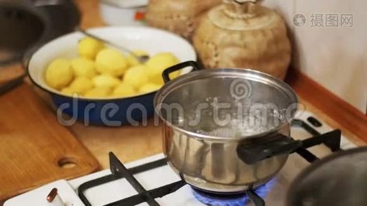 洋葱在家庭厨房里变成一锅开水。 动作缓慢。视频