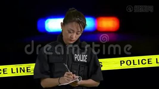 女警官在犯罪现场做笔录视频
