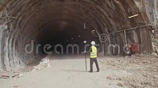 在大型建筑工地使用GPS测量装置的建筑工程师视频