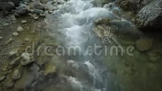 山河在石间流淌视频