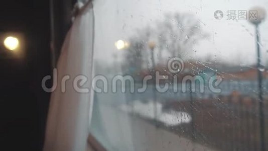 从火车车窗上看，车窗上的雨。 人们沿着铁路走。 火车铁路视频