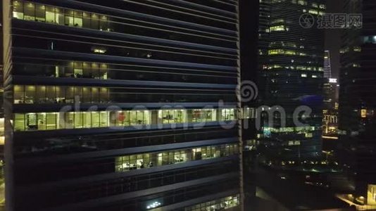 商业办公楼外部.. 中枪。 摩天大楼的夜景。 办公大楼夜景视频