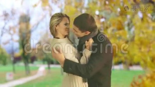 男人和女人亲吻美丽的秋天公园视频