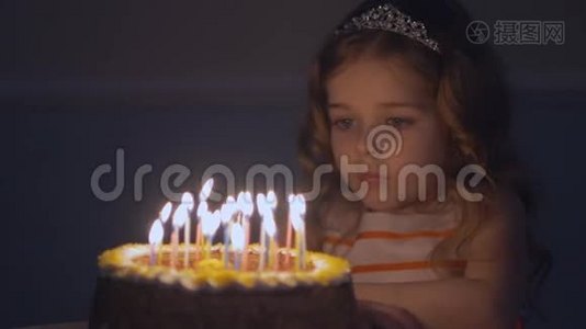 小美丽的女孩正在缓慢地在生日蛋糕上吹九支蜡烛视频