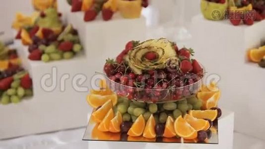 婚礼时在自助餐桌上切下的装饰水果视频