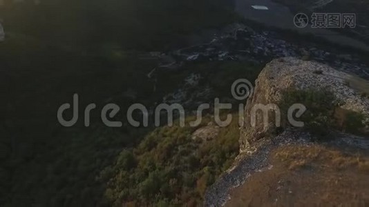 带日落背景的山景空中景观，在美国的某个地方。 开枪射击视频