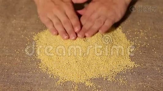 小麦在麻布上光滑。 收割。 光滑的手视频