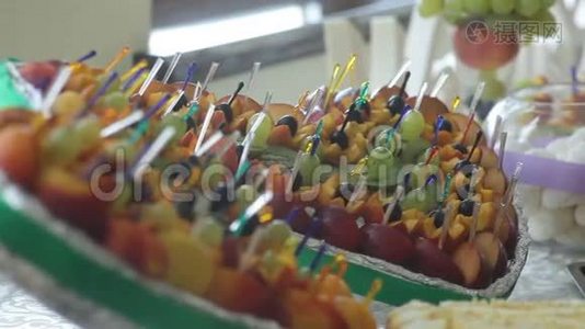 节日期间装饰的水果自助餐视频
