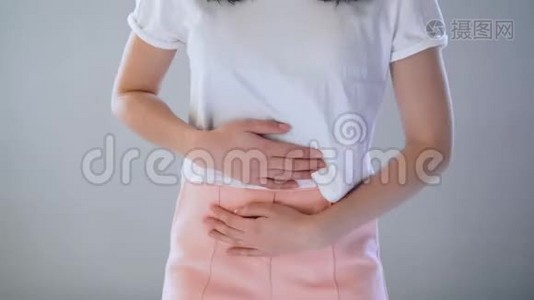 坐在家里睡觉时腹痛的年轻妇女视频