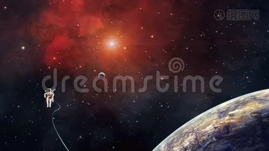 太空场景。 宇航员用行星在红色星云中飞行。 美国宇航局提供的元素。 3D绘制视频