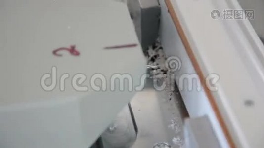 金属塑料窗的铣削加工.视频