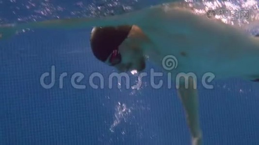 在水下观看美丽的专业游泳运动员在游泳池游泳爬行视频