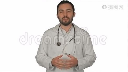 微笑的医生指着大拇指对着镜头视频