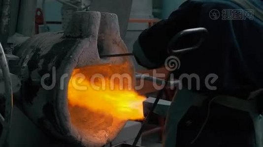 工程师检查铁的温度，热钢燃烧的现代燃烧器。 带火的红色铁水视频