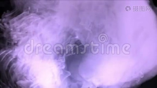 爆炸闪光能量，云雾飞溅烟雾，火焰气体烟花颗粒。视频