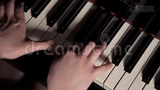 特写一位弹钢琴乐器的女孩手键盘音乐家.. 钢琴演奏会视频