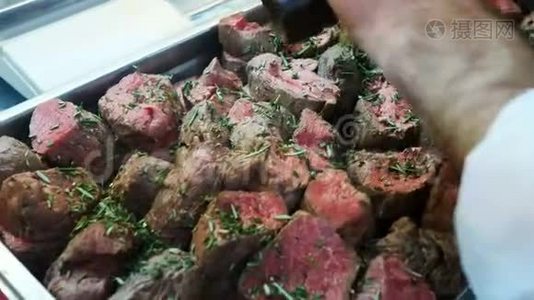 生肉，烤，猪肉腌制在烤肉酱与芥末，新鲜洋葱，特写视频