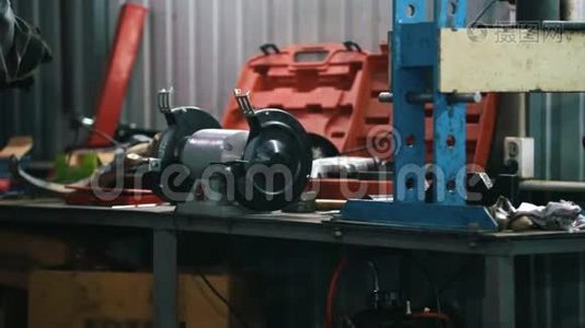汽车维修中的机械员视频