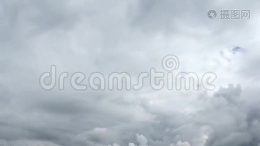 暴风云在天空中迅速移动。视频