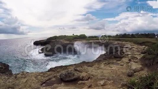 浪溅崖山有力.. 地名是魔鬼撕.. 热带岛屿NusaLembongan，印度尼西亚巴厘。视频