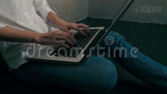 家里用笔记本电脑的女人视频