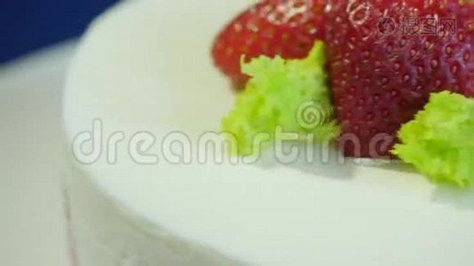 法式新鲜草莓蛋糕特写在桌上.. 草莓蛋糕。 带草莓的甜自制蛋糕视频