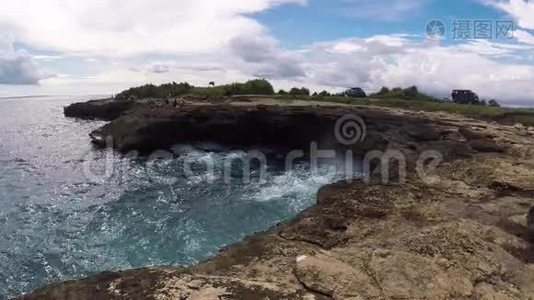 浪溅崖山有力.. 地名是魔鬼撕.. 热带岛屿NusaLembongan，印度尼西亚巴厘。视频