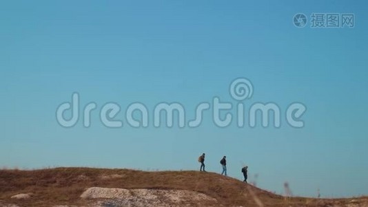 团队合作商务旅行剪影概念.. 人们徒步旅行者小组和狗的轮廓阳光下的游客团队合作视频