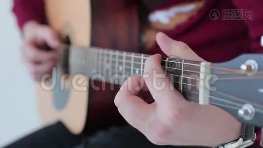 一个弹声吉他特写的人视频