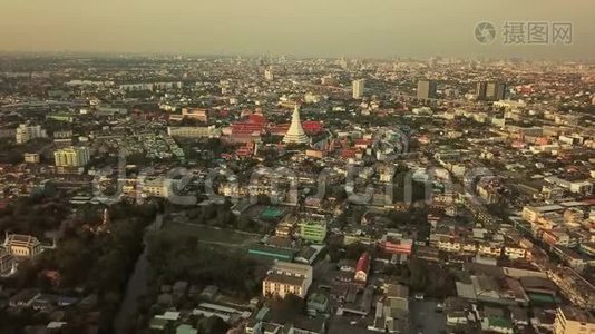 在泰国曼谷市的建筑物上空飞行视频