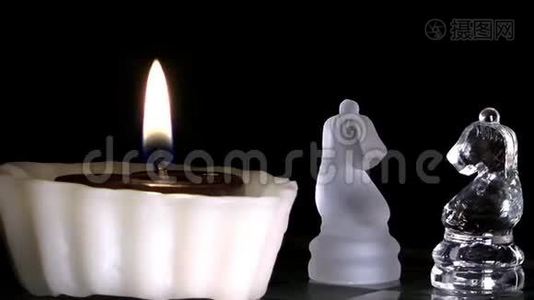 玻璃做的蜡烛和国际象棋视频