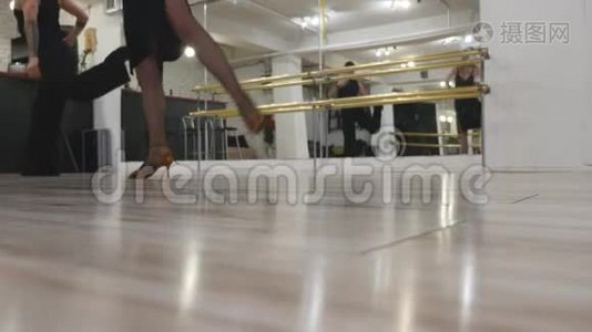 在训练室跳舞的情侣视频