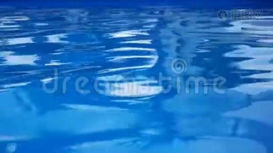 俱乐部室外游泳池的清水视频