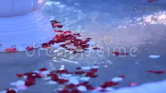 白色和红色萼片花在水碗中举行婚礼视频
