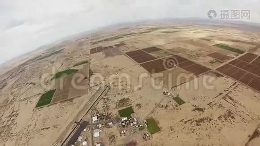 跳伞员跳伞降落在亚利桑那州沙滩上空。 极端活动。 肾上腺素视频