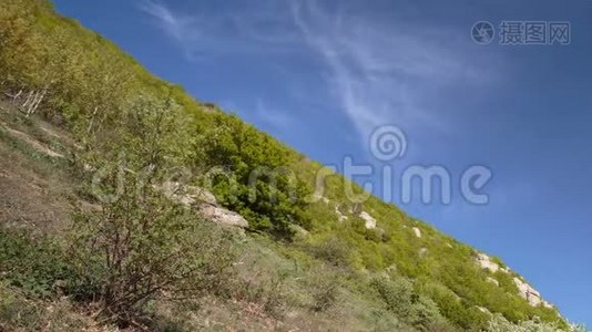 克里米亚半岛山区春天的云动..视频