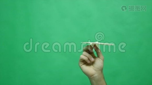 绿色背景下的纸飞机视频